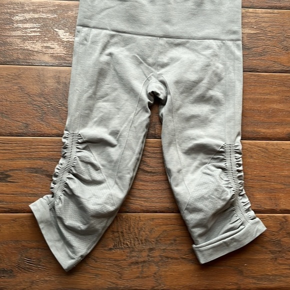 Lululemon The Flow Crop Ruched Capris - Size 6 - Picture 3 of 10